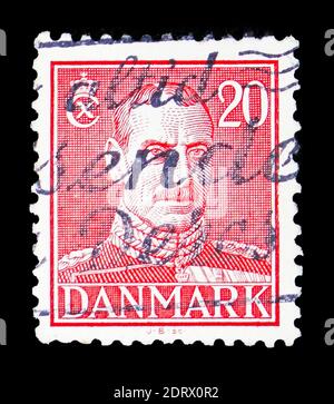 MOSCOU, RUSSIE - 10 FÉVRIER 2019 : un timbre imprimé au Danemark montre le roi Christian X - (1942-1946), série, vers 1942 Banque D'Images