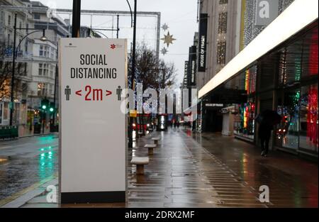 Londres, Grande-Bretagne. 21 décembre 2020. La rue vide Oxford Street est vue à Londres, en Grande-Bretagne, le 21 décembre 2020. Dimanche, le secrétaire britannique à la Santé, Matt Hancock, a averti que la nouvelle souche du COVID-19 est « hors de contrôle » en Grande-Bretagne, exhortant les Britanniques à se comporter comme s'ils avaient déjà le virus, en particulier dans les zones soumises aux nouvelles restrictions de niveau 4. Credit: Han Yan/Xinhua/Alay Live News Banque D'Images