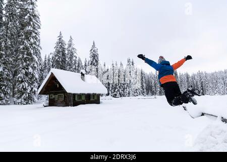 Jour d'hiver, beaucoup de neige, garçon sautant dans la neige, Pokljuka, Slovénie Banque D'Images
