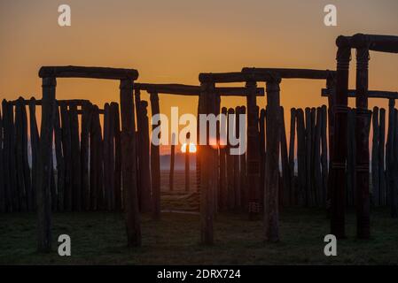 Pommelte, Allemagne. 21 décembre 2020. 21 décembre 2020, Saxe-Anhalt, Pömmelte : le soleil se lève au sanctuaire de la bague Pömmelte. Le site culte préhistorique est également appelé Stonehenge allemand par des archéologues. Le lundi 21 décembre 2020 est le solstice d'hiver et donc la nuit la plus longue et le jour le plus court de l'année. Photo: Stephan Schulz/dpa-Zentralbild/ZB crédit: dpa Picture Alliance/Alay Live News Banque D'Images