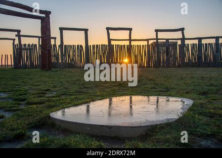 Pommelte, Allemagne. 21 décembre 2020. 21 décembre 2020, Saxe-Anhalt, Pömmelte : le soleil se lève au sanctuaire de la bague Pömmelte. Le site culte préhistorique est également appelé Stonehenge allemand par des archéologues. Le lundi 21 décembre 2020 est le solstice d'hiver et donc la nuit la plus longue et le jour le plus court de l'année. Photo: Stephan Schulz/dpa-Zentralbild/ZB crédit: dpa Picture Alliance/Alay Live News Banque D'Images