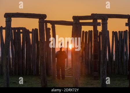 Pommelte, Allemagne. 21 décembre 2020. 21 décembre 2020, Saxe-Anhalt, Pömmelte: Un homme regarde le lever du soleil au sanctuaire de la bague Pömmelte. Le site culte préhistorique est également appelé Stonehenge allemand par des archéologues. Le lundi 21 décembre 2020 est le solstice d'hiver et donc la nuit la plus longue et le jour le plus court de l'année. Photo: Stephan Schulz/dpa-Zentralbild/ZB crédit: dpa Picture Alliance/Alay Live News Banque D'Images