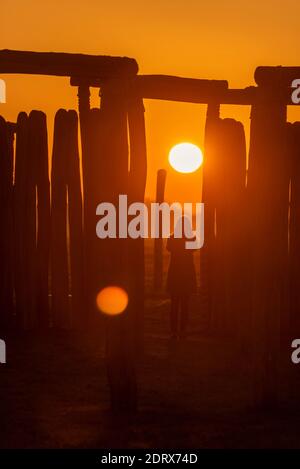 Pommelte, Allemagne. 21 décembre 2020. 21 décembre 2020, Saxe-Anhalt, Pömmelte: Une femme regarde le lever du soleil au sanctuaire de la bague Pömmelte. Le site culte préhistorique est également appelé Stonehenge allemand par des archéologues. Le lundi 21 décembre 2020 est le solstice d'hiver et donc la nuit la plus longue et le jour le plus court de l'année. Photo: Stephan Schulz/dpa-Zentralbild/ZB crédit: dpa Picture Alliance/Alay Live News Banque D'Images