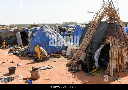 MALI, Bamako, camp de déplacés Faladjié, peuple de Peulh s'est installé ici après des conflits ethniques avec les Dogon dans la région de Mopti, / Faladé, Peulh Fluechtlinge haben sich nach ethnischen Konflikten mit Dogon dans la région de Mopti hier angesiedelt Banque D'Images