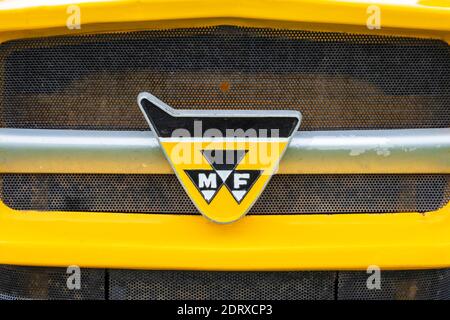 Badge sur la grille de radiateur d'un tracteur jaune Massey Ferguson 20 Vintage restauré et repeint lors d'un spectacle au nord-est de l'Angleterre, au Royaume-Uni Banque D'Images