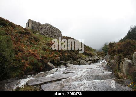 Donard Ice House vue depuis Glen River, juste en dessous de Sleive Donard Banque D'Images