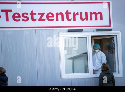 Schwerin, Allemagne. 21 décembre 2020. Un employé passe un test de frottis par une fenêtre dans le centre de test Corona de la clinique Helios. Un nouveau centre de test est en activité directement à la clinique Helios depuis quelques jours. Credit: Jens Büttner/dpa-Zentralbild/dpa/Alay Live News Banque D'Images