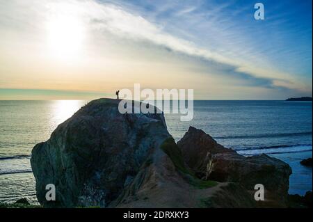 Seul grimpeur sur grand rocher, Océan Pacifique, au nord de San Francisco, Californie, Etats-Unis Banque D'Images