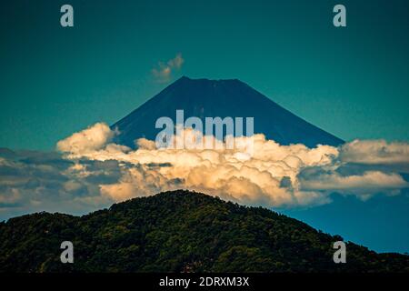 Fuji se cache habituellement derrière un voile de nuages et est donc vénéré comme une déesse timide au Japon. Mont Fuji vu de Matsuzaki, Shizuoka, Japon Banque D'Images