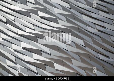 Détail de la façade du Titanic Belfast dans la ville Quartier Titanic Banque D'Images