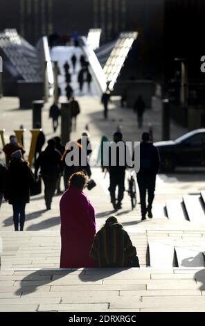 Londres, Angleterre, Royaume-Uni. Le pont du Millénaire, en direction du sud vers Tate Modern par une journée ensoleillée en décembre Banque D'Images