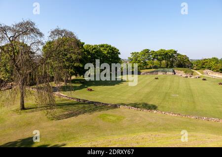 Vue d'été sur le bailey intérieur du Pontefract en ruines château prendre du keep Banque D'Images