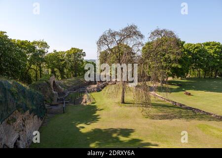 Vue d'été sur le bailey intérieur du Pontefract en ruines château prendre du keep Banque D'Images