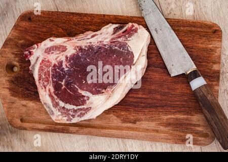 Steak angus noir cru et assaisonné prêt pour le barbecue. Concept viande, nourriture, biologique. Banque D'Images