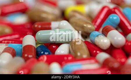 Beaucoup de capsules colorées, médicament dans un gros plan Banque D'Images