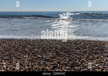 Vagues étincelantes sur la plage de galets à Antalya Turquie, Holiday and Travel concept, ciel ensoleillé et bleu, personne, personne, pas de personnes, espace pour le tex Banque D'Images