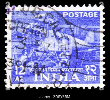 MOSCOU, RUSSIE - 20 FÉVRIER 2019 : un timbre imprimé en Inde montre l'usine d'avions Hindustan, plan quinquennal - 1ère édition (1955-58) série, vers 1955 Banque D'Images