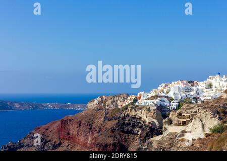 Oia village, le village le plus pittoresque de l'île de Santorin, qui s'étend sur la caldeira, en mer Egée, en Grèce, en Europe Banque D'Images