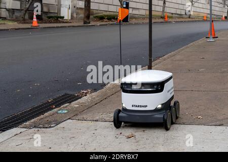 Un robot de livraison de nourriture Starship conduit sur le trottoir du campus de l'Université de Pittsburgh à Pittsburgh, PA, États-Unis. Banque D'Images