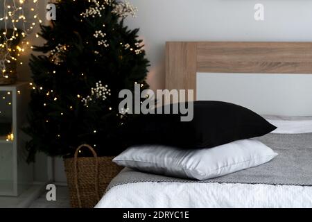 Détails de la décoration intérieure du nouvel an. Chambre scandinave pour Noël. Décoration chaleureuse avec sapin de Noël. Banque D'Images