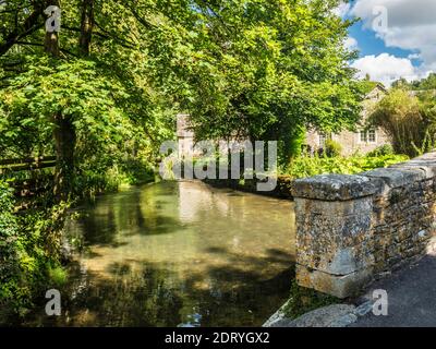 La jolie rivière Coln à Ablington dans les Cotswolds de Gloucestershire. Banque D'Images