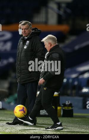 Sammy Lee, l'entraîneur adjoint de West Bromwich Albion joue avec le ballon comme Sam Allardyce, le directeur de West Bromwich Albion regarde. Première League, West Bromwich Albion / Aston Villa aux Hawthorns à West Bromwich, Midlands, le dimanche 20 décembre 2020. Cette image ne peut être utilisée qu'à des fins éditoriales. Utilisation éditoriale uniquement, licence requise pour une utilisation commerciale. Aucune utilisation dans les Paris, les jeux ou les publications d'un seul club/ligue/joueur. photo par Andrew Orchard/Andrew Orchard sports photographie/Alamy Live news Banque D'Images