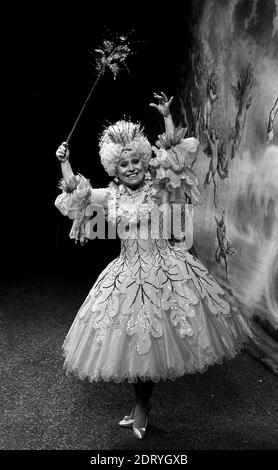 Examen de l'an 2020 photo du dossier datée du 16/12/87 de Barbara Windsor sur scène au London Palladium. Le très aimé animateur, plus connu pour ses rôles dans EastEnders et les films de Carry On, est décédé à l'âge de 83 ans le 10 décembre 2020. Banque D'Images