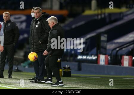 Sammy Lee, l'entraîneur adjoint de West Bromwich Albion joue avec le ballon comme Sam Allardyce, le directeur de West Bromwich Albion regarde. Première League, West Bromwich Albion / Aston Villa aux Hawthorns à West Bromwich, Midlands, le dimanche 20 décembre 2020. Cette image ne peut être utilisée qu'à des fins éditoriales. Utilisation éditoriale uniquement, licence requise pour une utilisation commerciale. Aucune utilisation dans les Paris, les jeux ou les publications d'un seul club/ligue/joueur. photo par Andrew Orchard/Andrew Orchard sports photographie/Alamy Live news Banque D'Images