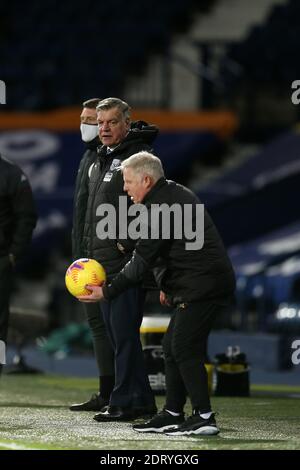 Sammy Lee, l'entraîneur adjoint de West Bromwich Albion joue avec le ballon comme Sam Allardyce, le directeur de West Bromwich Albion regarde. Première League, West Bromwich Albion / Aston Villa aux Hawthorns à West Bromwich, Midlands, le dimanche 20 décembre 2020. Cette image ne peut être utilisée qu'à des fins éditoriales. Utilisation éditoriale uniquement, licence requise pour une utilisation commerciale. Aucune utilisation dans les Paris, les jeux ou les publications d'un seul club/ligue/joueur. photo par Andrew Orchard/Andrew Orchard sports photographie/Alamy Live news Banque D'Images