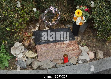 Monument aux victimes du communisme sur la place Venceslas (Václavské náměstí) à Nové Město (Nouvelle-ville) à Prague, République tchèque. Les étudiants tchèques Jan Palach et Jan Zajíc qui ont commis des suicides en guise de protestation politique contre la fin du Printemps de Prague suite à l'invasion de la Tchécoslovaquie en 1968 par les armées du Pacte de Varsovie sont représentés dans la plaque commémorative noire. Banque D'Images