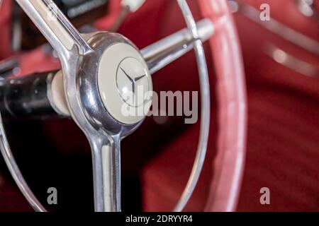 Image détaillée du volant d'une Mercedes 1952 220 Banque D'Images