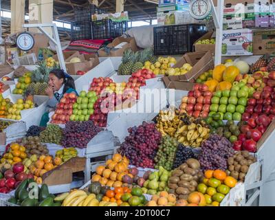 Cusco, Pérou - 19 mai 2016 : une femme de la tribu kechua vend des fruits sur le bazar de Cusco. Amérique latine. Banque D'Images