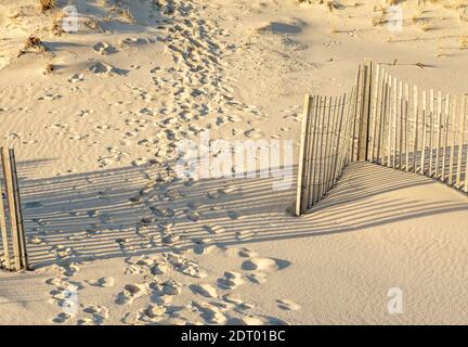 Empreintes de pieds dans le sable d'une plage de Southampton Banque D'Images