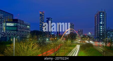 Horizon moderne de Manchester de 2021 depuis le sud avec Hulme Arch et une partie de Manchester Metropolitan University sur la gauche. Banque D'Images