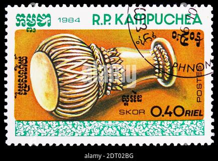 MOSCOU, RUSSIE - 21 FÉVRIER 2019 : un timbre imprimé à Kampuchea (Cambodge) montre SKOR, série d'instruments traditionnels, vers 1984 Banque D'Images