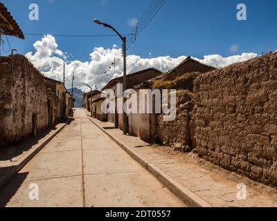 Maras, Pérou 20 mai 2016 : rue à Moras. Les maisons des ruraux pauvres sont faites de matériaux locaux, avec des planchers de terre emballée, des murs d'adobe et de da Banque D'Images