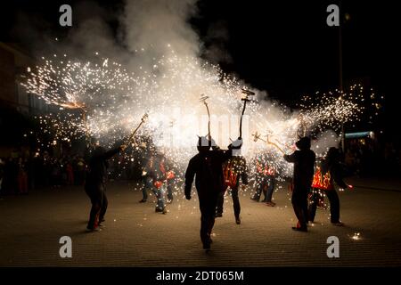 Le correcentre est une célébration catalane typique dans laquelle des dragons avec des feux d'artifice dansent dans les rues. Banque D'Images