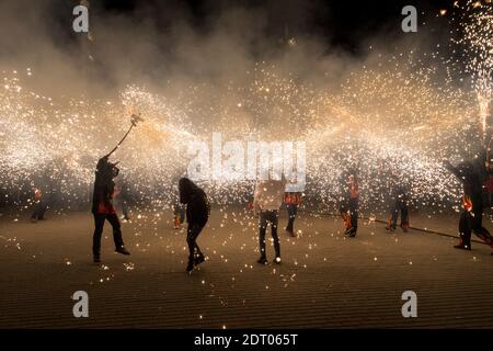 Le correcentre est une célébration catalane typique dans laquelle des dragons avec des feux d'artifice dansent dans les rues. Banque D'Images