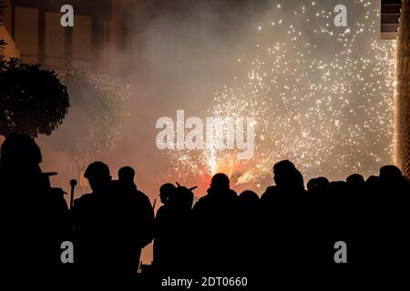 Le correcentre est une célébration catalane typique dans laquelle des dragons avec des feux d'artifice dansent dans les rues. Banque D'Images