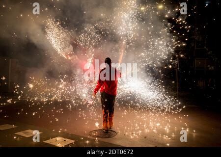 Le correcentre est une célébration catalane typique dans laquelle des dragons avec des feux d'artifice dansent dans les rues. Banque D'Images