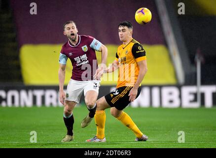 Charlie Taylor de Burnley (à gauche) et Max Kilman de Wolverhampton Wanderers en action pendant le match de la Premier League à Turf Moor, Burnley. Banque D'Images