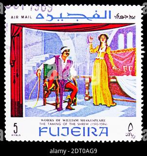 MOSCOU, RUSSIE - 21 FÉVRIER 2019 : un timbre imprimé à Fujairah montre le Taming de la Shrew, scènes de la série d'œuvres de Shakespeare, vers 1969 Banque D'Images