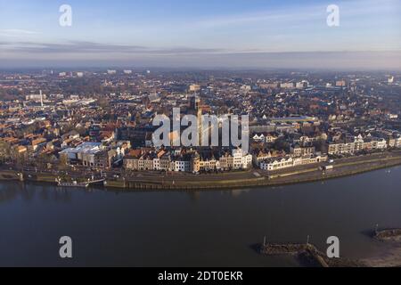 Ville médiévale hollandaise de Deventer aux pays-Bas vue de haut en haut de l'autre côté de la rivière IJssel qui la passe. Paysage urbain aérien. Banque D'Images