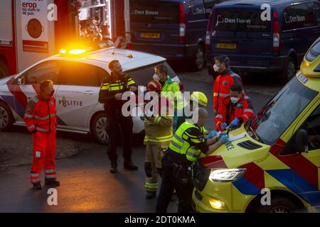 ZUTPHEN, PAYS-BAS - 08 décembre 2020: Groupe de travail du personnel d'ambulance, de la police et des pompiers dans les masques délibératant et organisant à un accud Banque D'Images