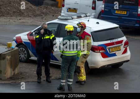 ZUTPHEN, PAYS-BAS - 08 décembre 2020 : personnel d'ambulance, commandant et policiers en masques délibération et organisation sur les lieux d'un accident Banque D'Images