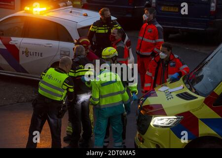 ZUTPHEN, PAYS-BAS - 08 décembre 2020 : groupe de travail tôt le matin du personnel d'ambulance, de la police et des pompiers dans les masques délibératif et organisé Banque D'Images