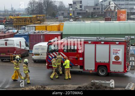 ZUTPHEN, PAYS-BAS - 08 décembre 2020 : camion et pompiers sur un chantier de construction retournant à leur véhicule Banque D'Images