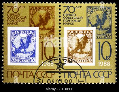 MOSCOU, RUSSIE - 23 FÉVRIER 2019 : deux timbres-poste imprimés en Union soviétique montrent le 70e anniversaire du premier timbre soviétique, série, vers 1988 Banque D'Images