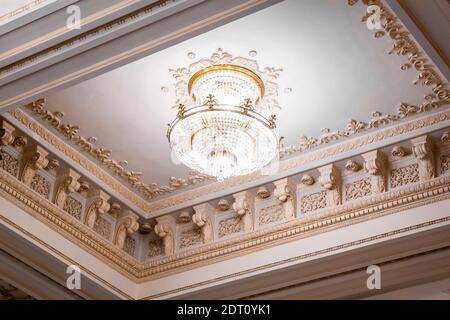 Bucarest, Roumanie chandelier Chrystal lampe du palais du Parlement Bucarest. Décoration élégante, style vintage et contemporain Banque D'Images