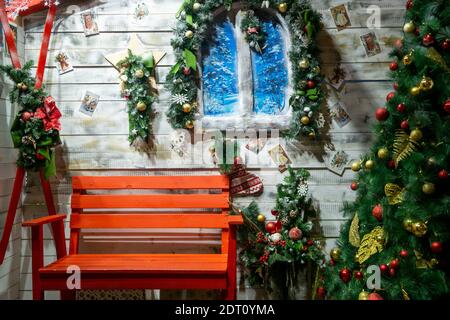 Maison stylisée, arbre de Noël, fenêtre, composition de Noël joyeux Noël Banque D'Images
